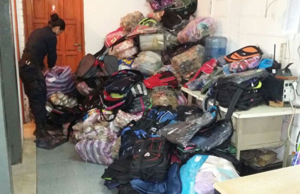 Secuestraron gran variedad de ropas, mochilas y juguetes de contrabando 1