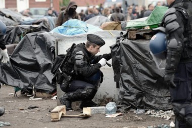 Con gases lacrimógenos, desalojaron a los refugiados de la "jungla de Calais" 1
