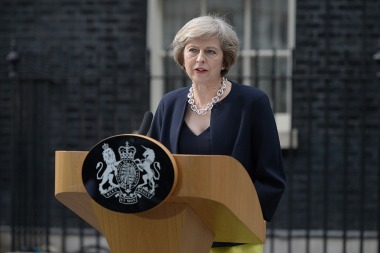 Reino Unido: May asumió como primera ministra y nombró como canciller al líder del Brexit 1