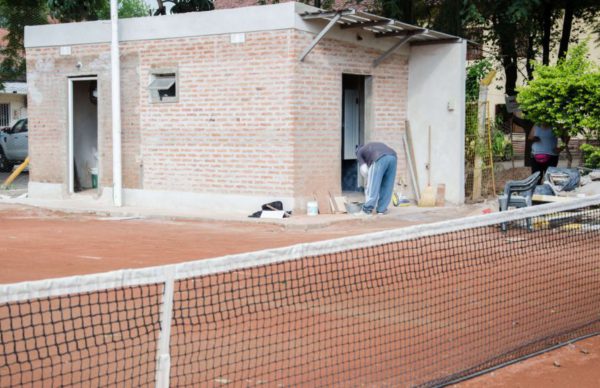Gustavo Martínez supervisó obras de refección en las canchas de tenis de Cune 1