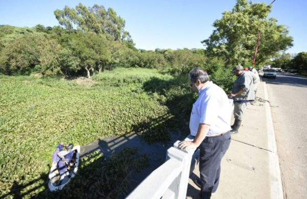 La APA comenzó la limpieza y saneamiento del Río Negro en el puente San Fernando 1