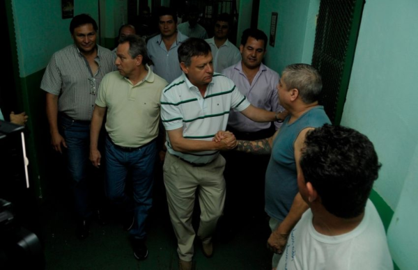 Tras el lapidario informe del Comité contra la Tortura, Peppo visitó la alcaidía y se fotografió con internos 1