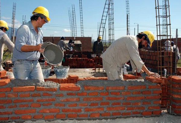 En la construcción, el empleo formal cayó más del 10 por ciento
