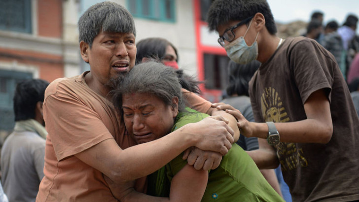Nepal: suman más de 2400 los muertos y buscan a 13 argentinos