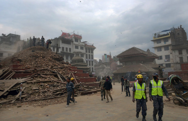 Nepal: suman más de 2400 los muertos y buscan a 13 argentinos