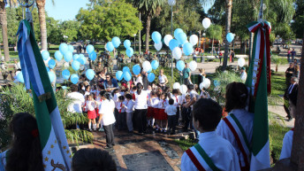 Cientos de alumnos celebraron el aniversario de la plaza 25 de Mayo