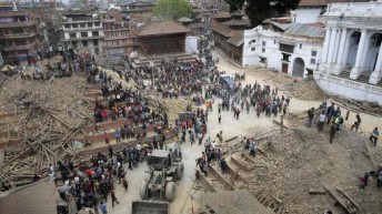 Ya son más de 7000 los muertos por el terremoto que azotó a Nepal