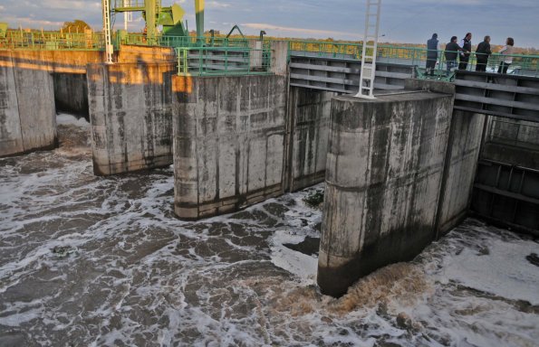 Crecida del Paraná: cerraron las compuertas del dique