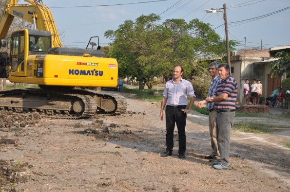 Bolatti y Varela verificaron los trabajos de pavimentación de la calle Carlos Gardel