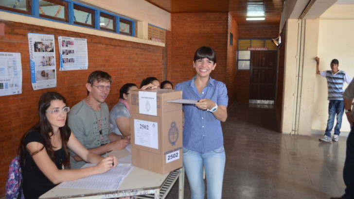 Analía Rach votó en la  escuela 802 de Juan José Castelli y emprendió el viaje a Resistencia