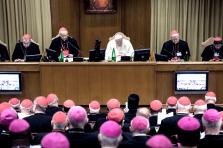 La comunión de los divorciados vueltos a casar divide a los obispos en el tramo final del Sínodo