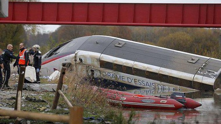 Al menos diez muertos y doce heridos al descarrilar un tren de alta velocidad en Francia