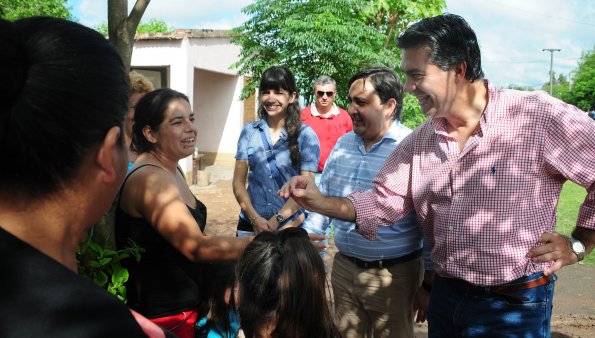 Capitanich recorrió barrios de Sáenz Peña y comprobó la provisión de agua potable permanente y de buena calidad