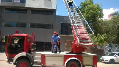 Bomberos rescataron a obrero que quedó atrapado en un quinto piso