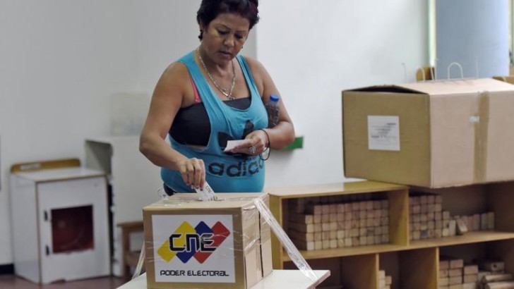 Elecciones en Venezuela: extienden el comicio una hora más