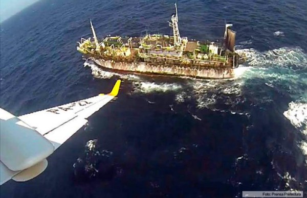 Pesca ilegal: Prefectura hundió un buque chino y rescató a sus tripulantes