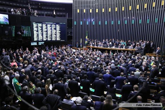 Brasil: Dilma quedó a un paso del juicio político y denunció un “golpe”