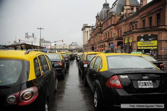 Taxistas en pie de guerra: 25 cortes simultáneos contra Uber
