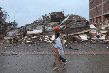 Ya suman 413 las víctimas fatales por el terremoto en Ecuador