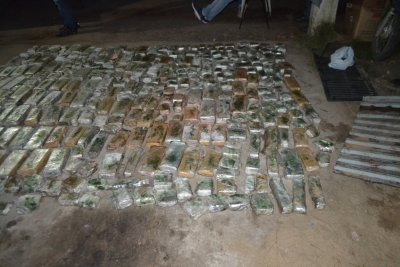 Basail: una pareja detenida por pretender pasar con 350 panes de marihuana