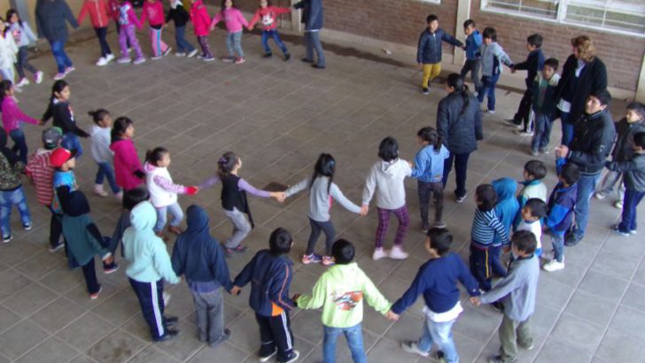 Intensa actividad del Coro Qom Chelaalapi en las escuelas de Resistencia