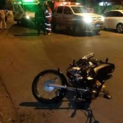Un hombre perdió la vida al caer de su moto