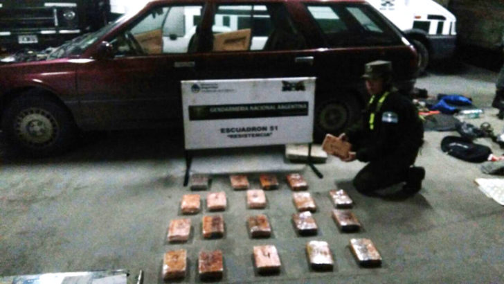 Gendarmería incautó más de 20 kilos de cocaína ocultos debajo del asiento trasero de un vehículo