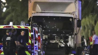 Atentado en Niza: un camión atropelló a una multitud y hay al menos 80 muertos