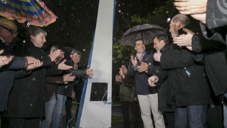 Bajo la intensa lluvia, inauguraron el emplazamiento de la obra Sol Bicentenario