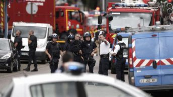 Dos hombres tomaron rehenes en una iglesia en Normandía , mataron al sacerdotey fueron abatidos por la policía
