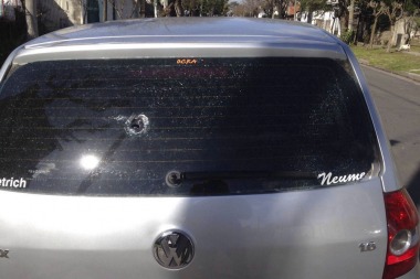 En Hurlingham, balearon el auto de funcionarios en represalia por un operativo antidroga