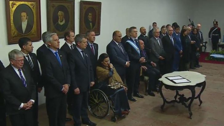 Los gobernadores firmaron una Declaración de Independencia Argentina para la foto