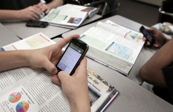 Revelan que los celulares reemplazaron a las netbooks en el aula