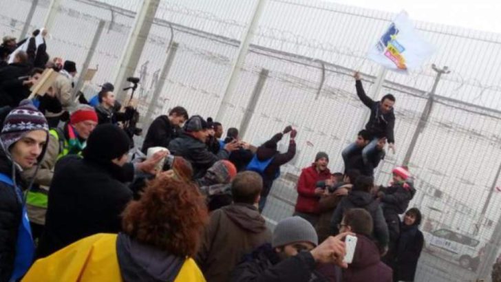 El Reino Unido construirá un muro antiinmigrantes en Calais