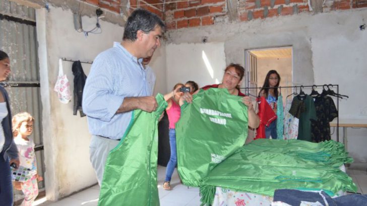 El intendente recorrió junto a Madres sin Techo el taller de una cooperativa en La Rubita