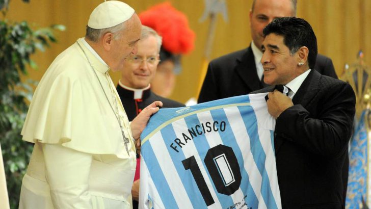 Francisco recibe a Maradona y a las estrellas que jugarán el partido por la paz