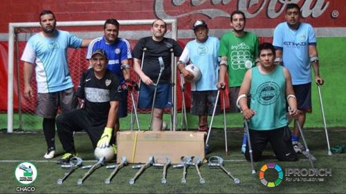Iprodich donó 20 pares de bastones para la selección de fútbol de amputados del Chaco