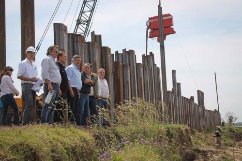 Puerto Las Palmas: se instalaron más de 140 metros de tablestacas metálicas destinadas a construir la defensa del muelle