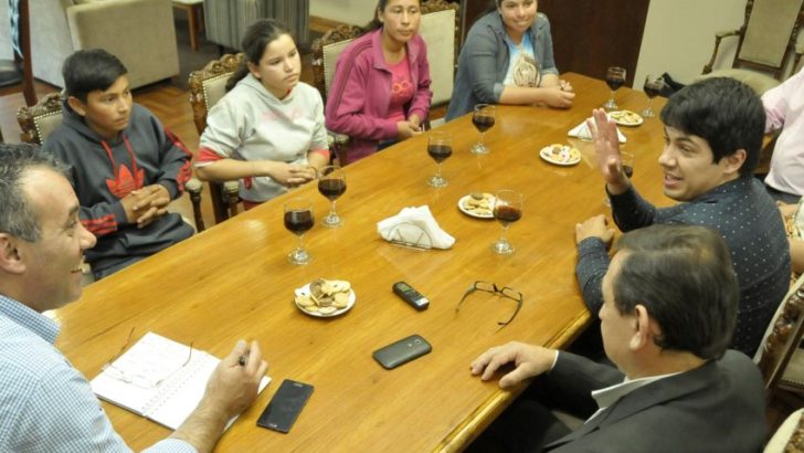 Alumnos secundarios de Colonia La Aurora entrevistaron al vicegobernador