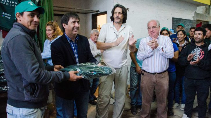 Gustavo Martínez entregó indumentaria de trabajo al grupo de desagües de Equipo Hábitat