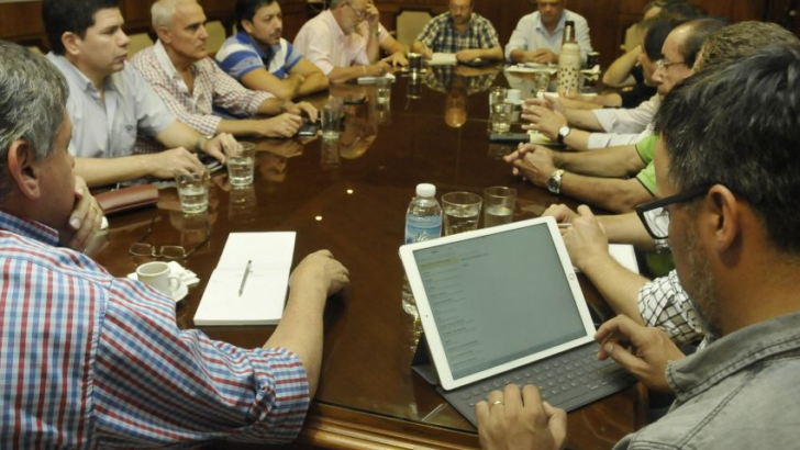 Gobierno, cámaras de la construcción y la Uocra le piden a Macri que reactive la obra pública