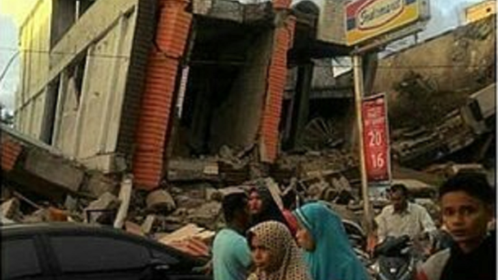 Indonesia: un terremoto dejó 49 muertos y 500 heridos