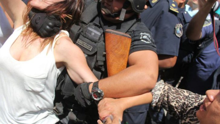 La policía de Jujuy golpeó a legisladores y dirigentes políticos que intentaban presenciar el juicio a Milagro Sala