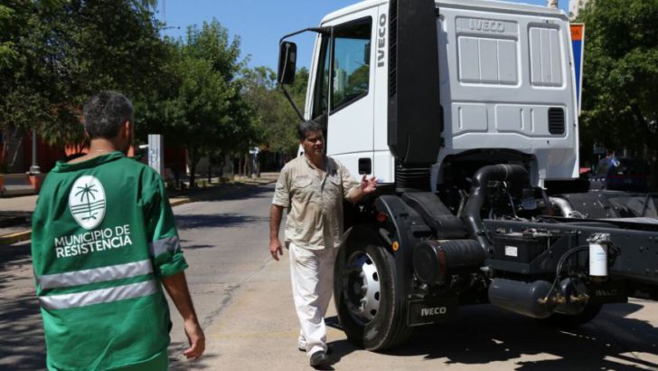 Capitanich presentó dos camiones para la recolección de residuos