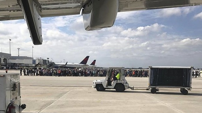 Tiroteo en un aeropuerto de EE.UU. dejó al menos cinco muertos y ocho heridos