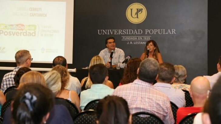Capitanich y Gabriela Cerruti disertaron en la Universidad Popular