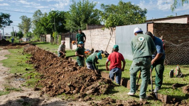 El Equipo Hábitat trabaja en la construcción de desagües en el barrio Mujeres Argentinas
