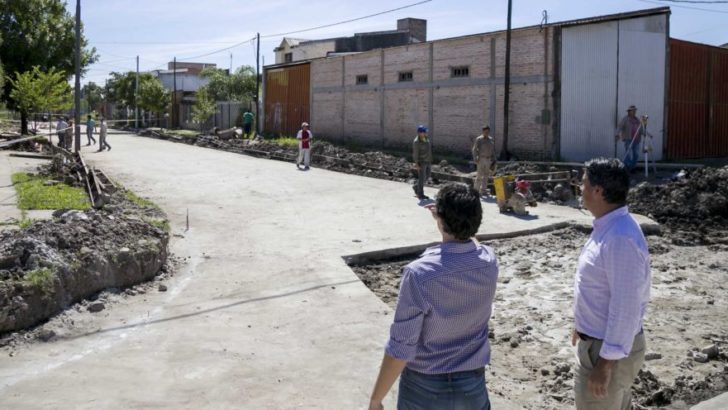El intendente recorrió villa Mitre, barrio donde se construye pavimento compartido con vecinos