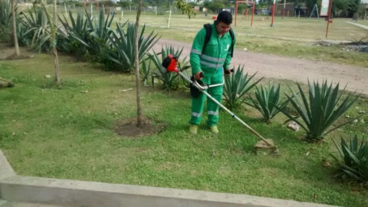 El municipio realizó trabajos de desmalezamiento y limpieza en los barrios Güiraldes, Santa Rita y en el Club Luján