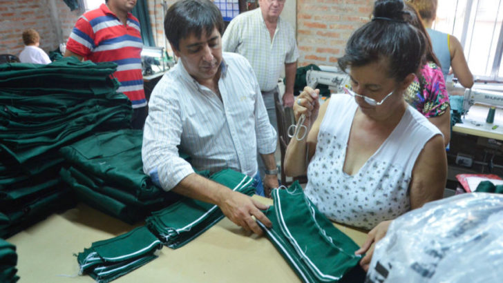 Gustavo Martínez compartió el Día de la Mujer con las trabajadoras del Taller Textil Arena